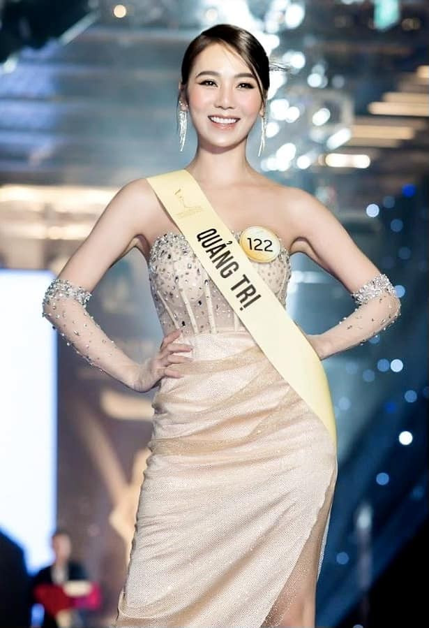 Á hậu Hoàng Kim Chi chia sẻ với Saostar là cô bị tấn công sau khi xuất hiện tin đồn làm người thứ ba của cuộc tình Shark Bình - Phương Oanh.