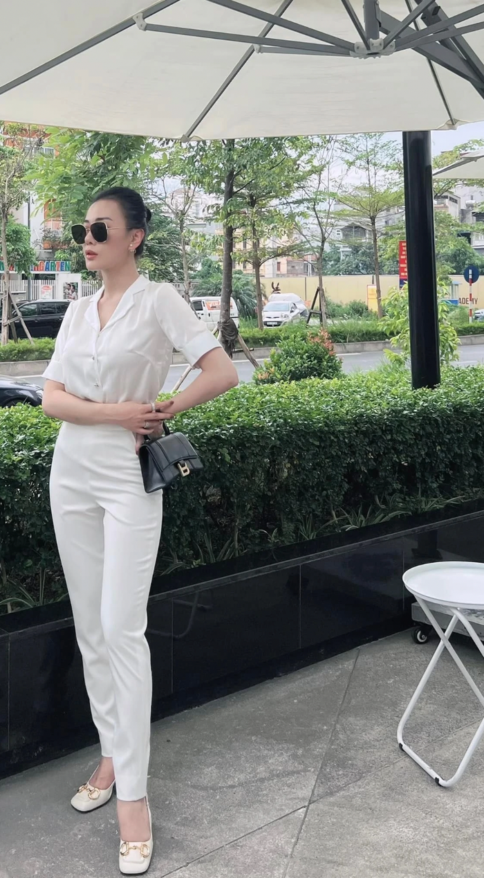 Xuống phố dạo chơi, Phương Oanh còn khiến công chúng trầm trồ khi mang mẫu túi xách đen đơn giản, giá bán sương sương là 2700 USD (khoảng hơn 68 triệu đồng.