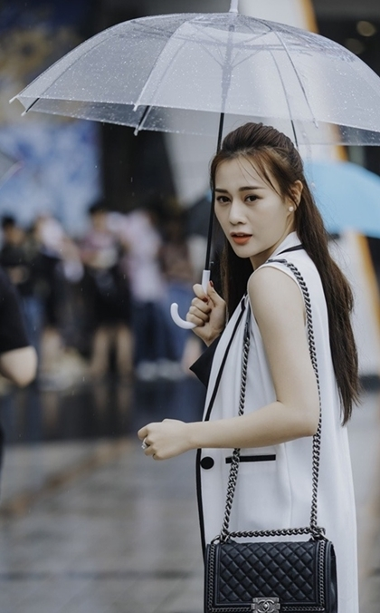 Trong một lần xuống phố, Phương Oanh mang mẫu túi classic màu đen đến từ thương hiệu đình đám có Jennie (BLACKPINK) làm đại sứ toàn cầu. Mẫu túi xách này có giá trị nằm trong khoảng 130 - 160 triệu đồng.