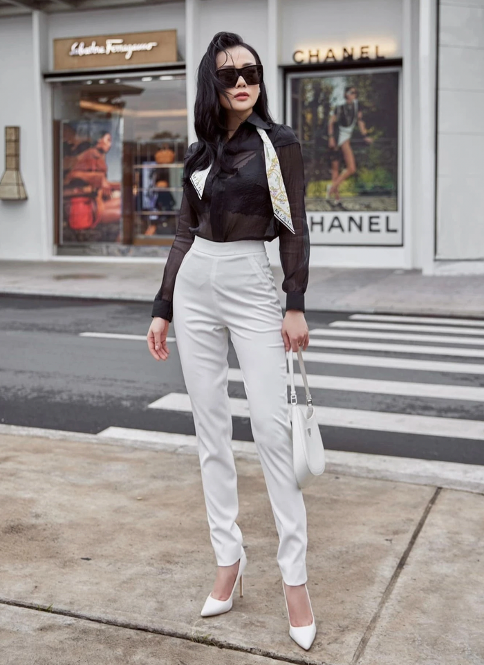 Một lần khác, Phương Oanh xuống phố trong tạo hình đậm chất tổng tài. Để tổng thể thêm phần 'chanh xả', nữ diễn viên còn kết hợp cùng mẫu túi xách màu trắng, form dáng 'kẹp nách'. Được biết, Phương Oanh đã phải chi hơn 73 triệu đồng để tậu món phụ kiện này.