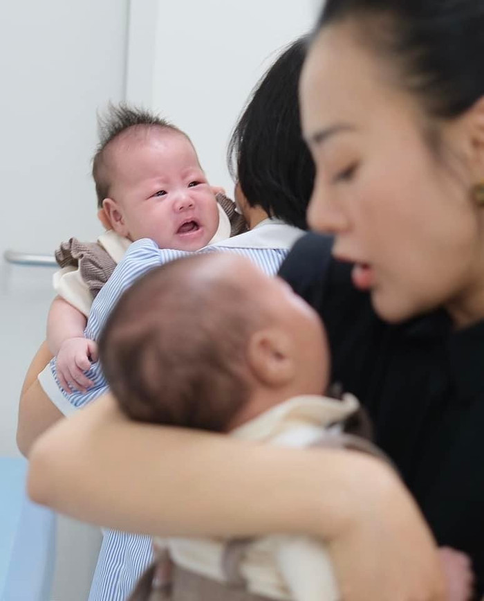 Phương Oanh tự thân cùng hai con đi khám bệnh, dân mạng tò mò Shark Bình đâu? Ảnh 3