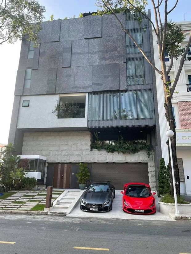 Bên ngoài biệt thự của Cường Đô La và Đàm Thu Trang tại Quận 7 (TP.HCM). 