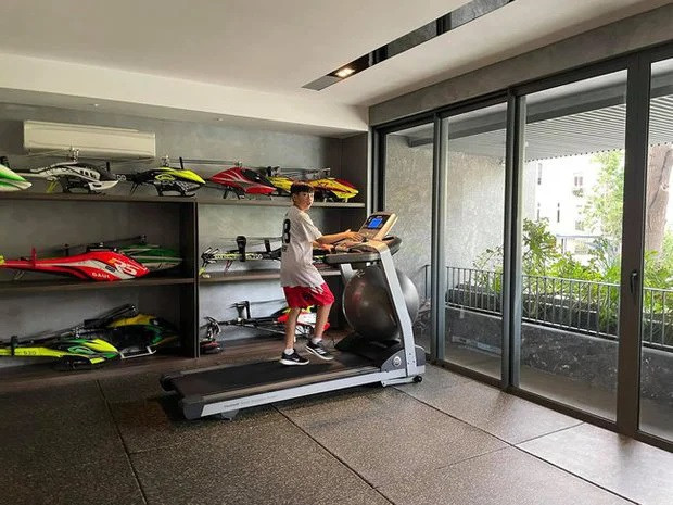 Bên trong biệt thự có phòng tập gym, phòng trưng bày những mô hình máy bay. 