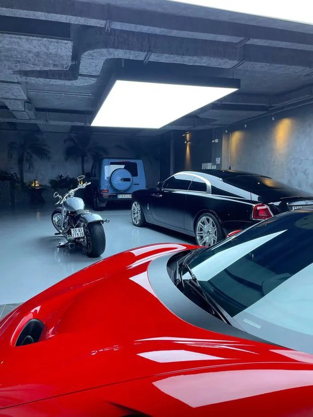 Gara chứa được 6 chiếc siêu xe. 