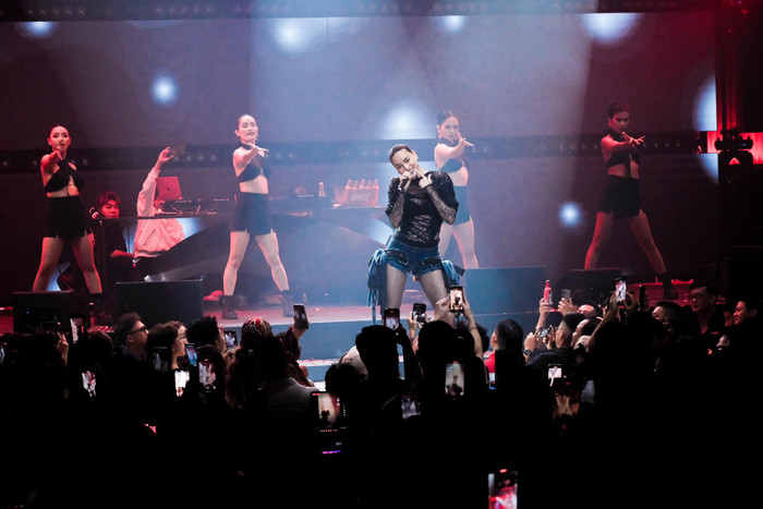 Khán giả không ngừng hò reo trước khả năng làm chủ sân khấu của Hồ Ngọc Hà