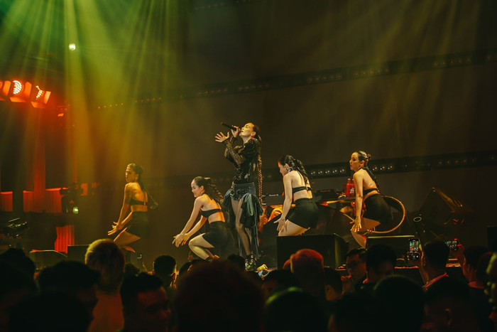 Hồ Ngọc Hà nóng bỏng, khoe nhan sắc vạn người mê trên sân khấu Ảnh 4