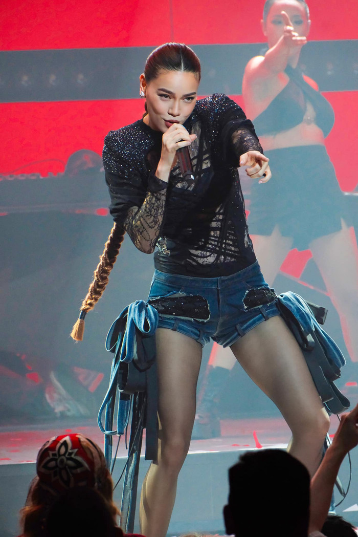 Hồ Ngọc Hà tự tin khoe sắc trên sân khấu