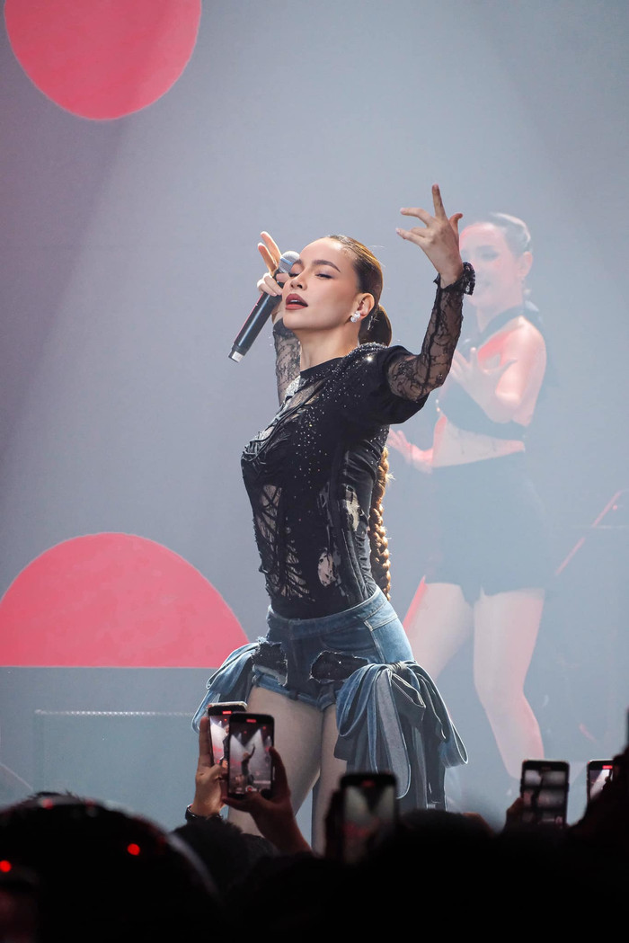 Hồ Ngọc Hà phô trọn đường cong cơ thể với những màn vũ đạo gợi cảm