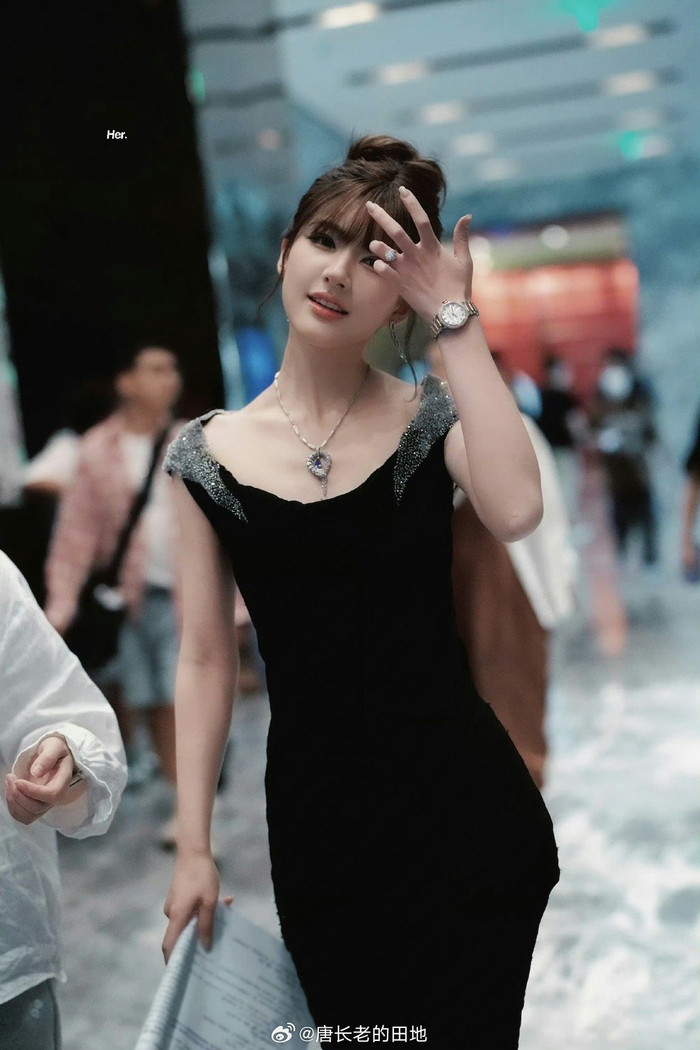 Mặc Haute Couture nhưng Triệu Lộ Tư bị chê là kém sang.