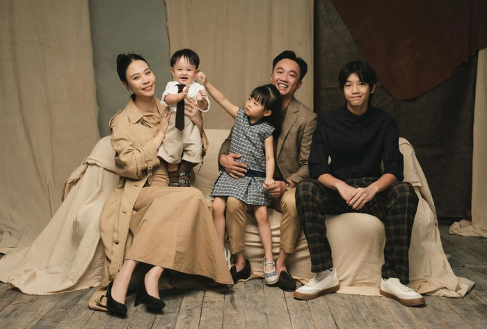 Đàm Thu Trang có cuộc sống viên mãn bên cạnh doanh nhân Cường Đô La cùng 2 con là Suchin và Sutin sau 5 năm kết hôn. Không những thế, cô còn hết mực yêu thương, chăm sóc quý tử Subeo (con trai của Cường Đô La và Hồ Ngọc Hà). 