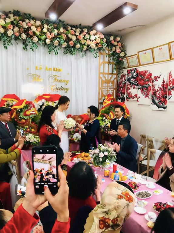 Bà Như Loan trao nhẫn cho nàng dâu mới tại lễ ăn hỏi. 