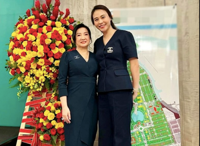 Đàm Thu Trang thân thiết bên cạnh mẹ chồng - doanh nhân Như Loan. 