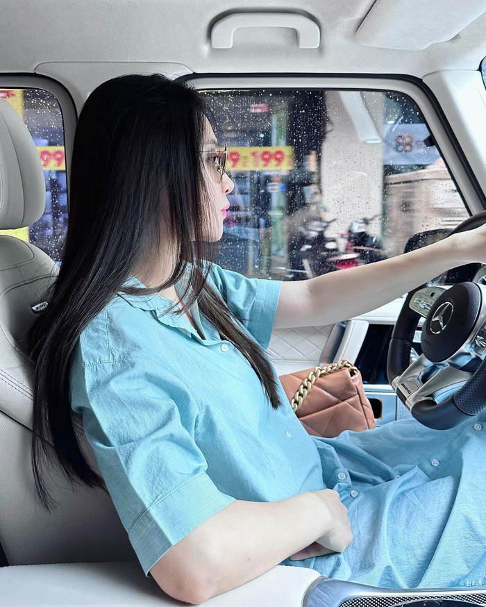 Bà xã Cường Đô La thường sử dụng nhiều xe khác nhau đi dạo, đi chơi với bạn bè hoặc đón con. 