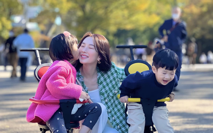 Đặng Thu Thảo cười tươi rói mỗi khi ở bên cạnh các con. Ảnh: FBNV