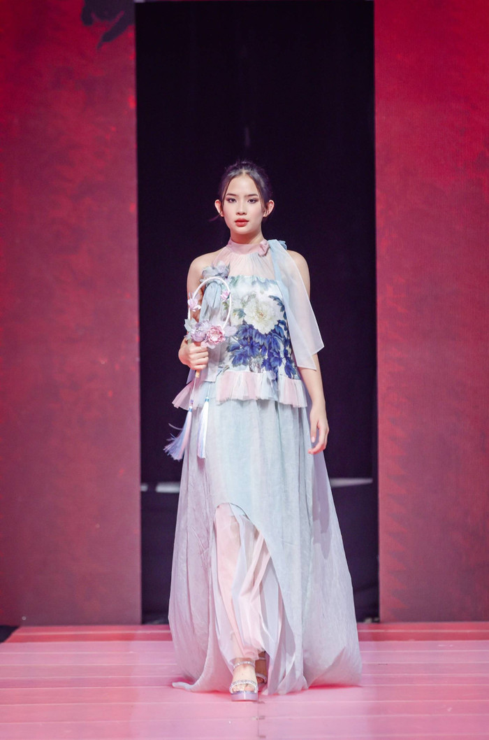 Bảo Châu gây chú ý tại sàn diễn thời trang quốc tế.