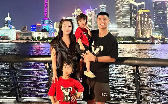 Cầu thủ Bùi Tiến Dũng đi du lịch cùng vợ con Ảnh 2