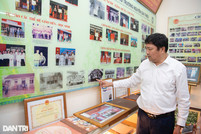 Hiệu trưởng Lê Trung Kiên giới thiệu về lịch sử của trường Nguyễn Gia Thiều (Ảnh: Mạnh Quân). 