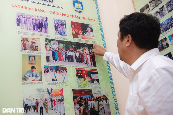 Hiệu trưởng Lê Trung Kiên nhìn lại loạt hình ảnh ngày Tổng bí thư Nguyễn Phú Trọng về dự lễ khai giảng năm học mới của trường năm 2014 (Ảnh: Mạnh Quân). 