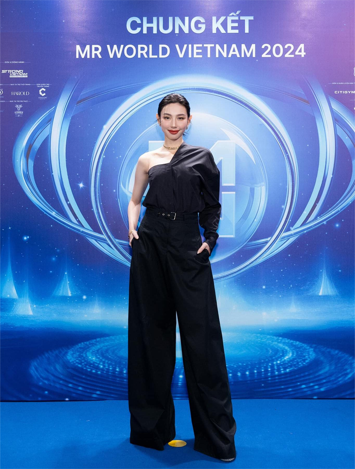 Thời gian qua, Miss Grand International 2021 đang trong kế hoạch chinh phục nhà mốt Dior. Theo thống kê, Thùy Tiên mạnh tay quẹt thẻ hơn 200 triệu cho các items từ mỗi khi tham dự sự kiện. Gần đây nhất chính là hôm dự thảm đỏ cuộc thi nhan sắc quốc nội. Được biết, trọn bộ áo trễ vai Asymmetric, quần ống suông Flared Cotton Gabardine và túi khóa mạ vàng Lady D-sire có giá hơn 300 triệu đồng.