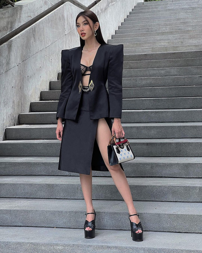 Theo dõi loạt ảnh giai đoạn này, nhiều netizen nhận thấy hơn 80% những mẫu váy áo có đường kéo “bén” được nàng hậu lựa chọn mỗi dịp xuống phố.