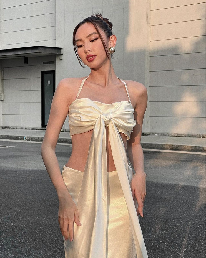 Không chủ được đánh giá cao bởi gu thời trang đẳng cấp, Thùy Tiên còn gây ấn tượng với bảng màu trang điểm phù hợp thị hiếu. Người đẹp thường xuyên xuất hiện trong tông trang điểm Âu Mỹ với điểm nhấn là đôi môi căng đầy. 