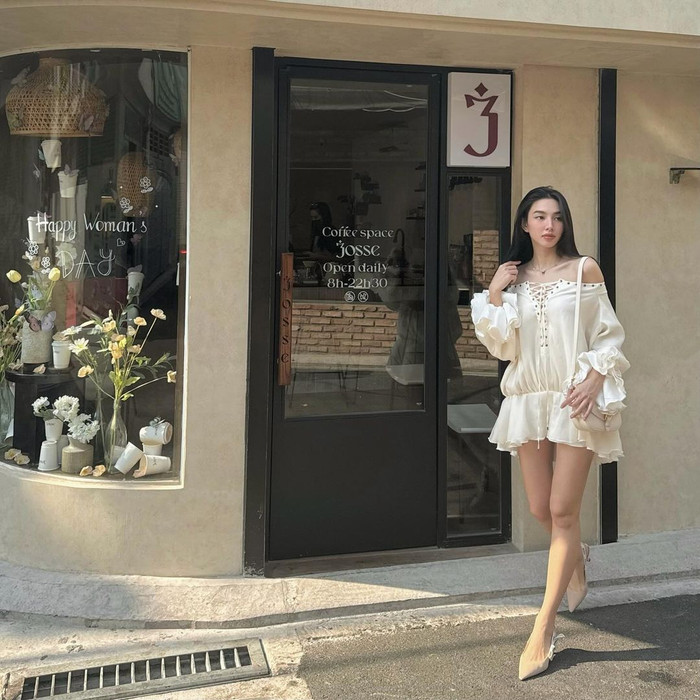 Người đẹp sinh năm 1998 phải lòng những bộ cánh phom rộng, dún bèo hay phối ren hoa văn đồng điệu. Công thức phối của cô thường có sự kết hợp với những mẫu giày ankle strap mũi nhọn tông  kem. Những hôm checkin phố phường, tủ áo nhuộm tông trắng pha sắc xanh dịu ngọt thường được Thùy Tiên thêm vào danh sách đầu bảng.  