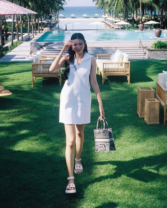 Bước sang tuổi 26, Thùy Tiên quyết định tái định hình phong cách cá nhân. Trong những tạo hình gần đây, nàng hậu đặc biệt lăng xê tạo hình quý cô thanh lịch không kém phần thời thượng. Bên cạnh dàn đồ hiệu đắt đỏ, cô còn hướng đến bảng màu cổ điển và pastel mang tính ứng dụng cao.