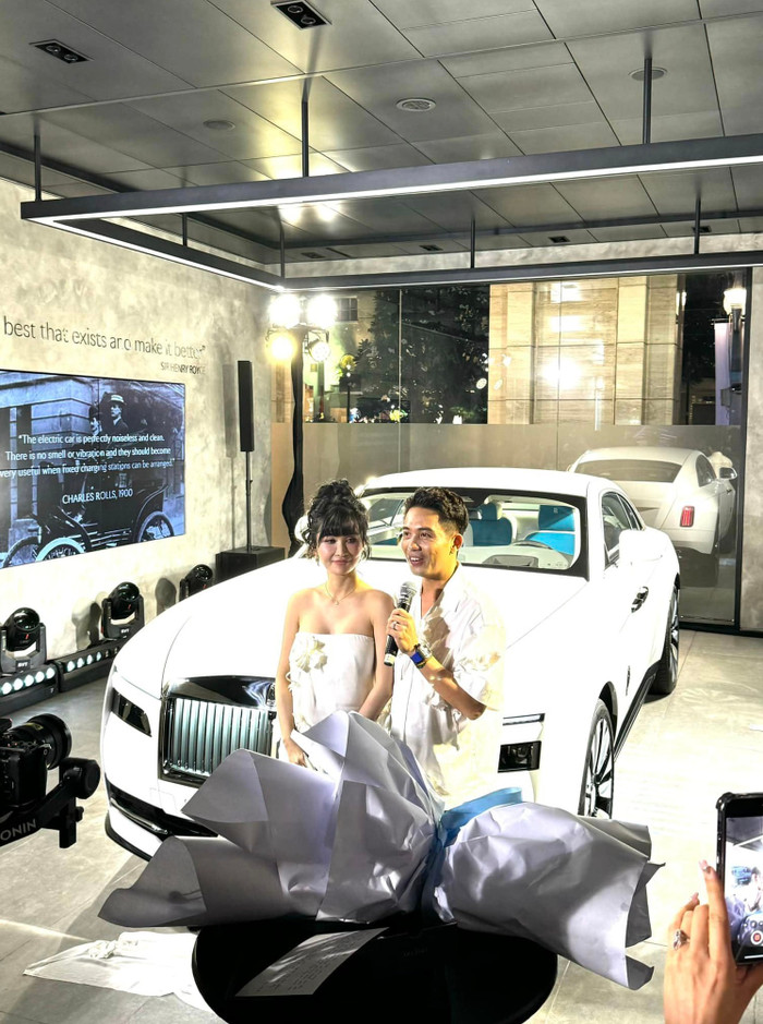 Minh Nhựa và bà xã trong lễ bàn giao siêu xe. Ảnh: báo Giao Thông