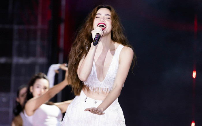 Hồ Ngọc Hà diện áo khoét sâu, khoe hình thể phồn thực Ảnh 2