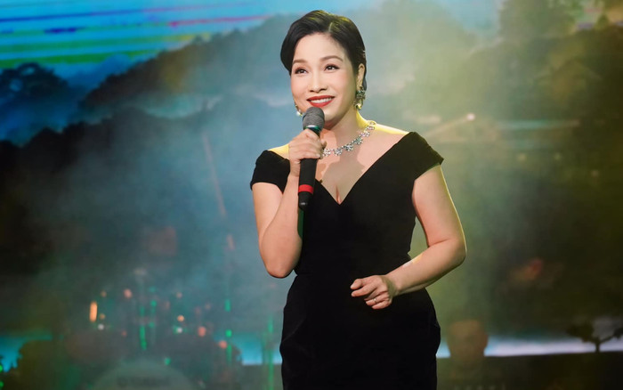 Diva Mỹ Linh gặp sự cố khi đang biểu diễn, xử lý ra sao? Ảnh 2