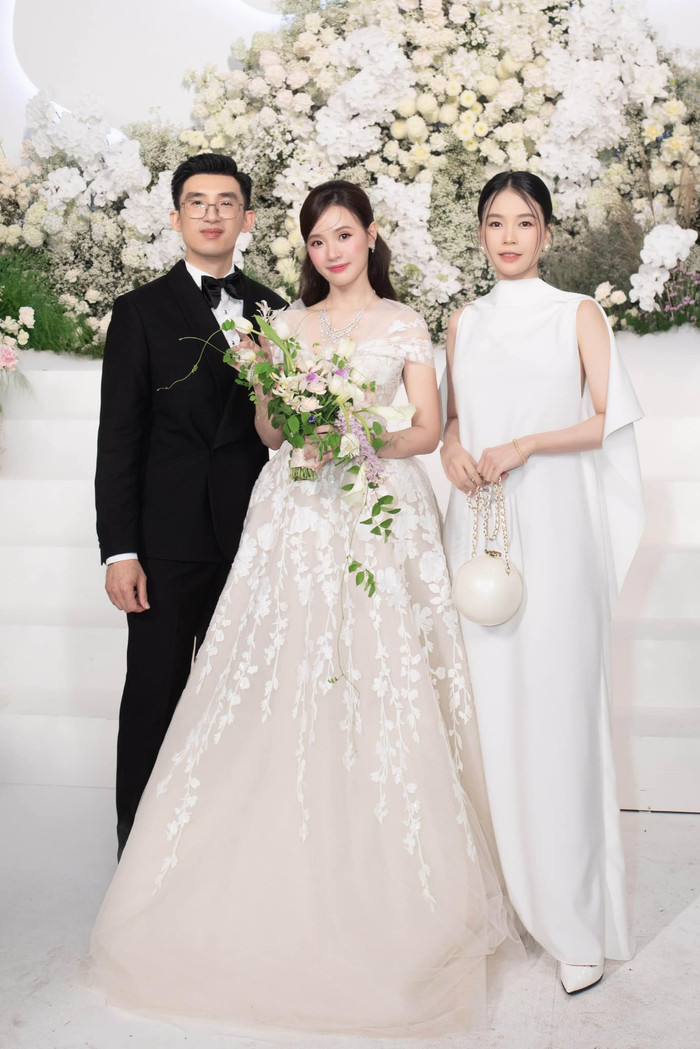 Sam trung thành với màu tóc đen trong suốt nhiều năm. Ảnh FBNV