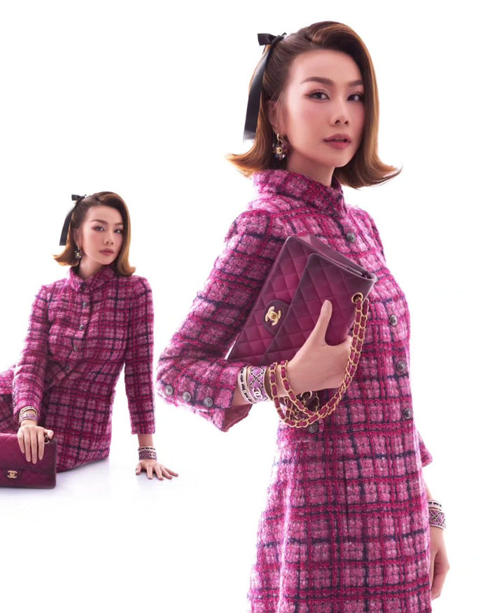 Mẫu áo tweed kết hợp chân váy đồng chất liệu len phối cotton và họa tiết giúp tạo hình đạt được hiệu ứng thị giác mong muốn. Theo thông tin từ cửa hàng trực tuyến, trọn bộ váy áo có giá thành lên đến 542 triệu đồng. Tăng độ đẳng cấp, Thanh Hằng cầm tay chiếc túi da cừu hiệu ứng chuyển sắc óng ánh tông hồng fuchsia có giá bán khoảng 356 triệu đồng.