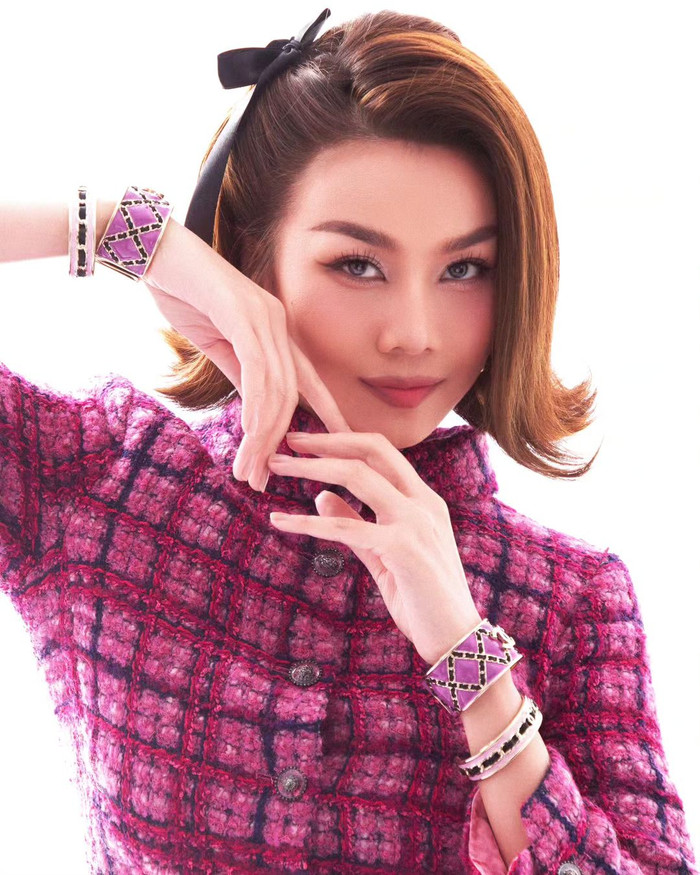 Các phụ kiện cũng được cô đồng bộ hóa họa tiết và bảng màu. Theo tìm hiểu, bộ tứ vòng tay nhựa resin phủ ngập logo thương hiệu được ra mắt với giá gần 160  triệu đồng. 