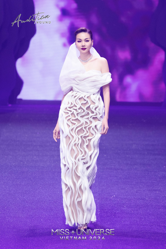 Suốt nhiều năm qua, Thanh Hằng chưa bao giờ khiến giới mộ điệu thất vọng về khoản ăn mặc. Nhiều người cho rằng, Thanh Hằng đã có phần tiết chế hơn trong cách chọn váy áo sau khi lập gia đình. So sánh với những khung ảnh ngày trước, netizen nhận thấy nàng mẫu đã đã có thêm BST “trợ thủ” vừa ghi điểm thiện cảm vừa tăng độ nữ tính và tươi trẻ.