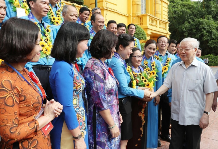Tổng bí thư, Chủ tịch nước Nguyễn Phú Trọng với các chủ tịch công đoàn cơ sở tiêu biểu và cán bộ công đoàn - Ảnh: TTXVN