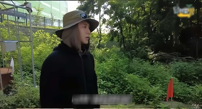 Kim Hyun Joong thất thần khi vườn bắp bị thiệt hại nặng nề, hết cách cứu vãn sau cơn mưa.