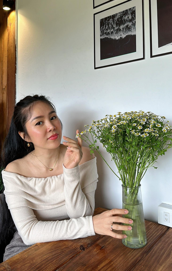 Lê Phương diện chiếc áo trễ vai, khoe nhan sắc trẻ trung ở tuổi 39.