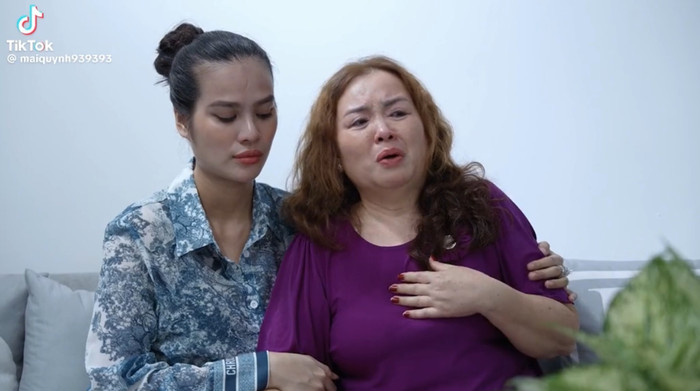 Mẹ chuyên gia make-up Phú Gia Gia bật khóc, nhớ về con trai.