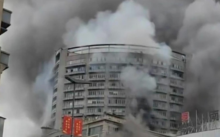 16 người thiệt mạng, nhiều người mắc kẹt trèo lên sân thượng cửa sổ cầu cứu trong vụ cháy TTTM Ảnh 2