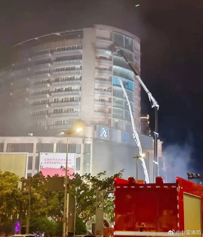 16 người thiệt mạng, nhiều người mắc kẹt trèo lên sân thượng cửa sổ cầu cứu trong vụ cháy TTTM Ảnh 2