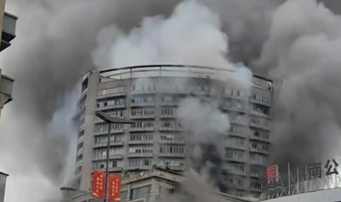 16 người thiệt mạng, nhiều người mắc kẹt trèo lên sân thượng cửa sổ cầu cứu trong vụ cháy TTTM Ảnh 1