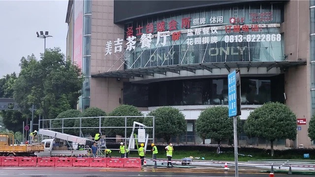 16 người thiệt mạng, nhiều người mắc kẹt trèo lên sân thượng cửa sổ cầu cứu trong vụ cháy TTTM Ảnh 3