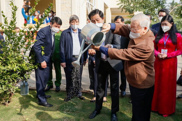 Tổng Bí thư Nguyễn Phú Trọng trồng cây nhân dịp dự Ngày hội đại đoàn kết tại thôn 5, xã Yên Sở, huyện Hoài Đức, Hà Nội ngày 14/11/2021.