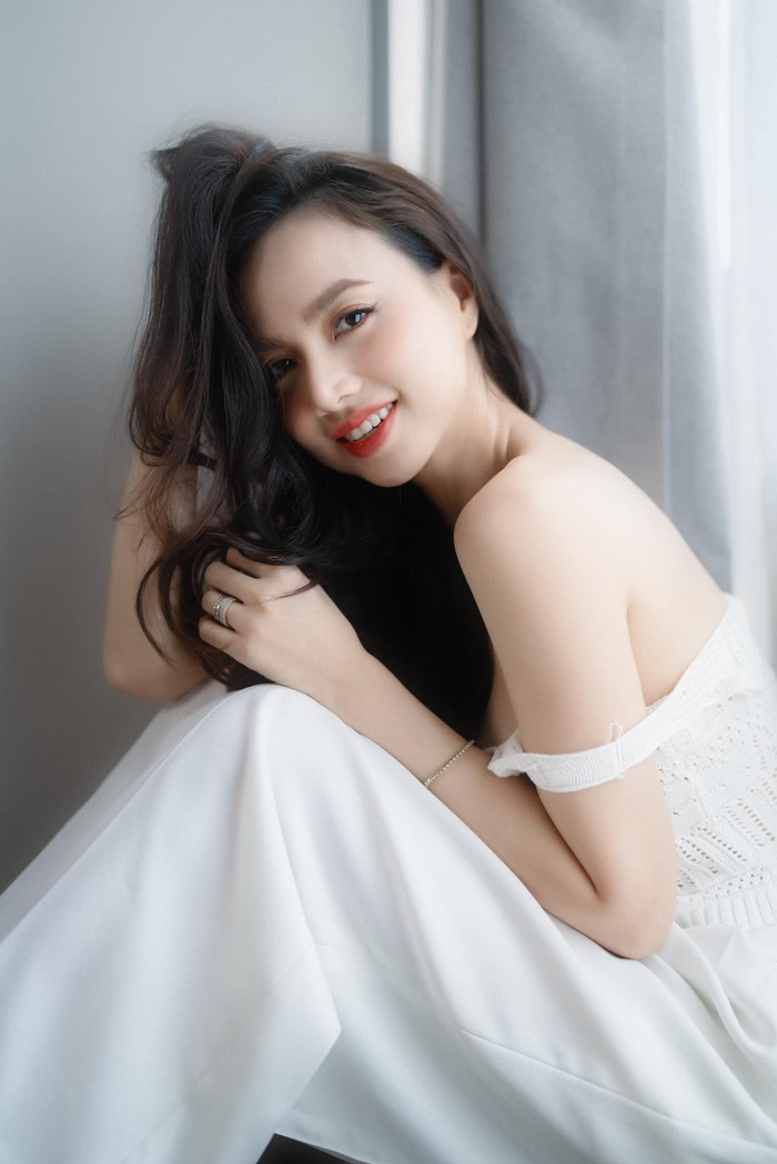 Cư dân mạng cũng cho rằng, mái tóc dài óng ả và mượt mà của Đinh Ngọc Diệp là một điểm nhấn quan trọng, làm tôn lên nét đẹp thanh thoát và nữ tính của cô.