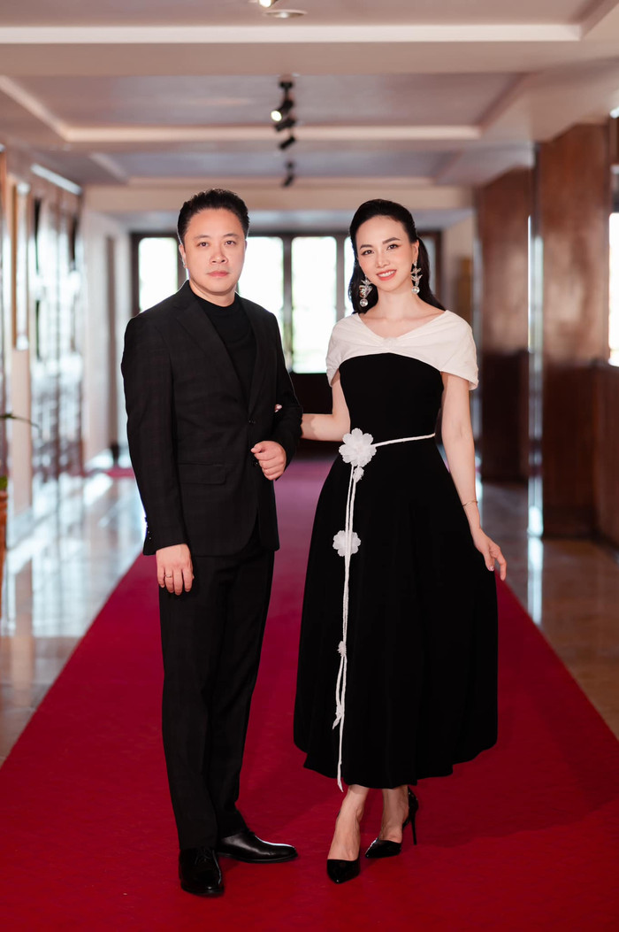 Đinh Ngọc Diệp có cuộc hôn nhân hạnh phúc với đạo diễn Victor Vũ. Cặp đôi có với nhau hai cậu con trai vô cùng tinh nghịch, điển trai. Trên trang cá nhân, Đinh Ngọc Diệp không ít lần khiến dân tình ngưỡng mộ với khoảnh khắc được chồng cưng chiều, yêu thương và hai con ngoan ngoãn, vâng lời mẹ.