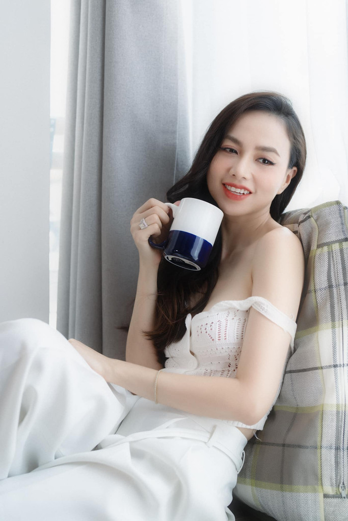 Vẻ đẹp của Đinh Ngọc Diệp trong bức ảnh này khiến nhiều người liên tưởng đến một thiên sứ với nét đẹp tinh khôi và thuần khiết. Khuôn mặt của cô thật sự hoàn hảo với làn da mịn màng, trắng sáng và đôi má hồng hào, tươi tắn. Đôi mắt cô sáng ngời và đầy sức sống, tạo nên một thần thái rạng rỡ và cuốn hút.