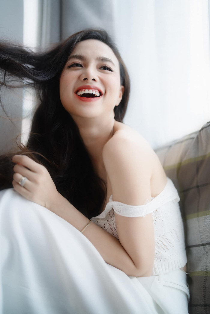 Trong bộ ảnh này, Đinh Ngọc Diệp còn làm tan chảy trái tim của biết bao khán giả thông qua nụ cười. Chính nụ cười tươi tắn, đầy sức sống và chân thành của vợ Victor Vũ như mang đến một nguồn năng lượng tích cực, làm cho bất kỳ ai nhìn vào cũng cảm thấy vui vẻ và thoải mái.