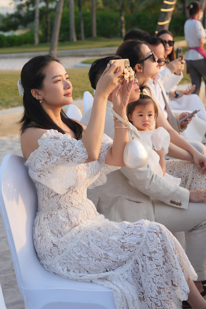 Mẹ một con Phan Như Thảo sở hữu chiếc nhan sắc xinh đẹp, trẻ trung bất chấp thời gian. Ảnh FBNV