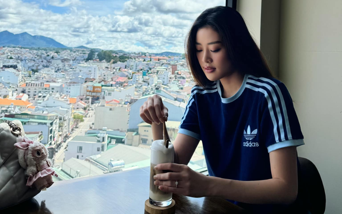 Hoa hậu Khánh Vân thường xuyên đi công tác ở nhiều nơi. Ảnh: FBNV