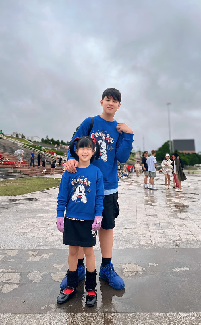 Nhóc tỳ nhà Lê Phương thích thú khi được mẹ đưa đi du lịch.